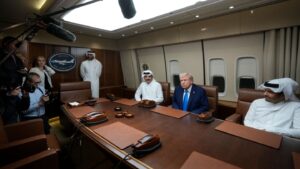 Trump makes unplanned refuelling stop in Qatar, meets Emir ahead of Asia trip