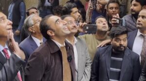 ‘Talk about us, not politics’: Lahore woman interjects during Bilawal’s presser from rooftop